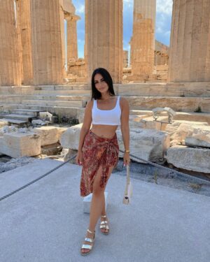Laura Lajevardi Instagram - J’ai fait ma touriste sur les ruine d’Athènes ✨