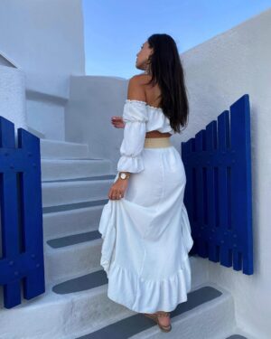 Laura Lajevardi Instagram - J’adore les couleurs bleu et blanc des îles Grecques 🤍💙