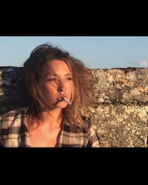 Laura Smet Instagram - Souvenir d’Italie ou je fumais encore #6anssanstabac 🌺🤍🌺 #lespouilles🇮🇹