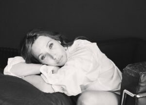 Laura Smet Instagram - Mercredi prochain au @theatremontparnasse avec #jeanpierredarroussin 🌺 pour le principe d’incertitude. Théâtre 🎭 🌹 pic 📸 @arnolamphoto 💫