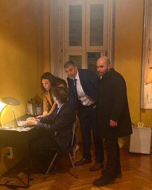 Laura Smet Instagram - Merci à toute l’équipe de fauda 🙏🏻 @faudaofficial @liorraz @iamdannysteg @nicolas_hackenberg @yestv #saison4 🎬💛🌟