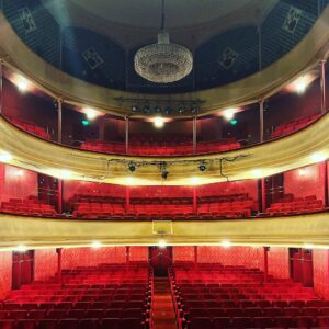 Laura Smet Instagram - Septembre 2022 mise en scène de @louisdodelencquesaing avec jean pierre Daroussin 🎭 and me :) #theatredumontparnasse