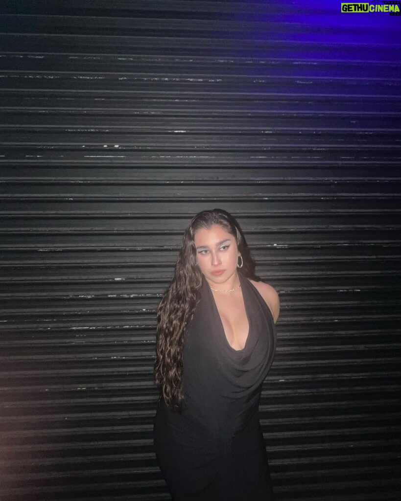 Lauren Jauregui Instagram - Couldn’t find any good carpet pictures lmao but the #FemmeItForward event was so beautiful. I love giving women their flowers while they’re here. & I looked great so here are some pictures✨ hair: @castillo_13 makeup: @leo.chaparro styling: @itsmerazzie w assistant Juliette jewelry: @davidyurman
