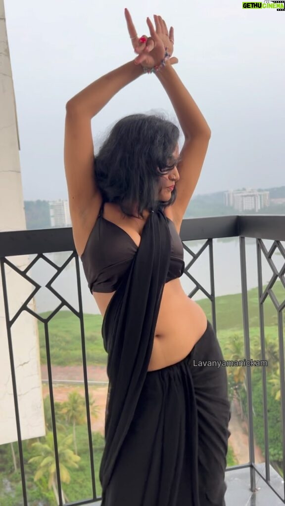 Lavanya Manickam Instagram - Hai ramaaaaa❤‍🔥🔥💯💃🏻🥰 black saree lover be like in this version🖤🧜🏻‍♀ of dance💃🏻💯🖤