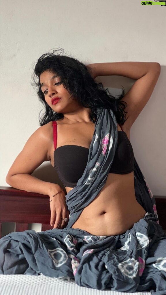 Lavanya Manickam Instagram - Grey saree lover🌚💯 excepting hot saree post or hot bikini post next🌹💖❤‍🔥💯 waiting to let me know all ur exceptations all my lovely friends and family dears✨❤‍🔥💯