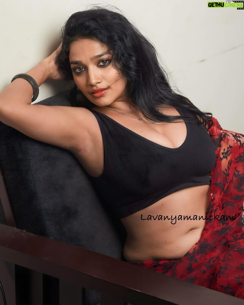 Lavanya Manickam Instagram - Favourite red❤ black🖤 saree series🙈🥰💯 be in ur own kind of beautiful👸🏻🧜🏻‍♀…. Photos📸 : @midhun_rxme 💯 @hotncut_photography 💯