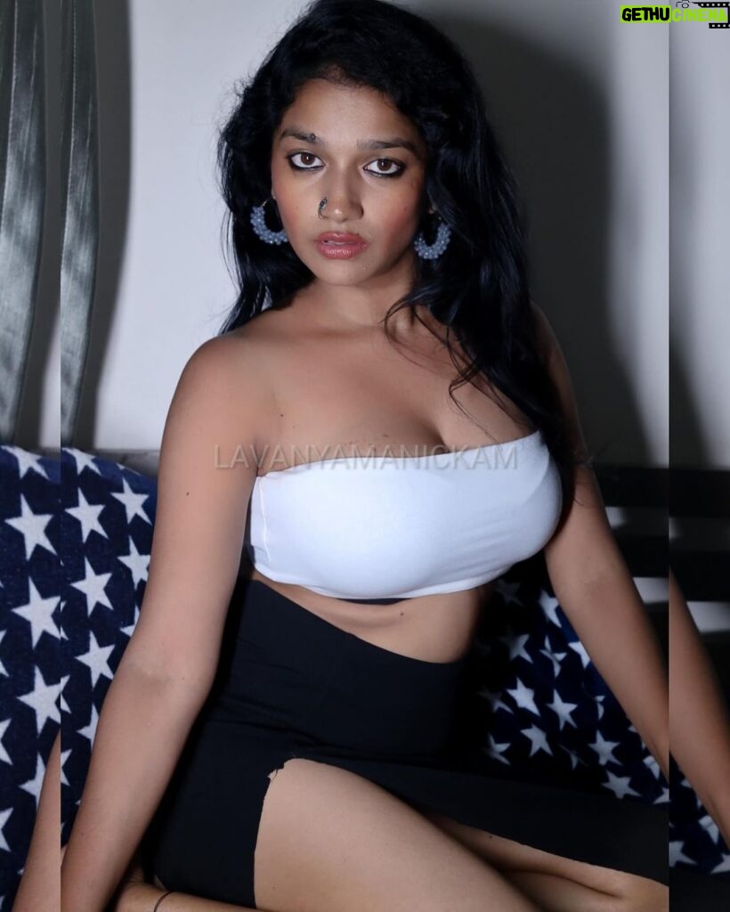 Lavanya Manickam Instagram - Black🖤▫and white🤍◾is not only an colour🔳🫣 pure emotion📿🧿which brings fire and hotness in me❤‍🔥😉💯 . . . .#photooftheday#photography#photoshoot#photoshoot#photo Photography📸 : @hotncut_photography