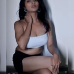 Lavanya Manickam Instagram - Black🖤▫️and white🤍◾️is not only an colour🔳🫣 pure emotion📿🧿which brings fire and hotness in me❤️‍🔥😉💯 . . . .#photooftheday#photography#photoshoot#photoshoot#photo Photography📸 : @hotncut_photography