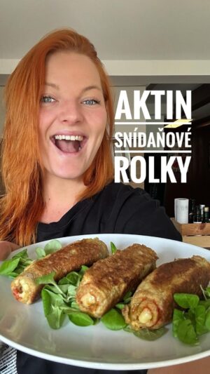 Lea Skálová Instagram - Tak tohle jsem musela vyzkoušet 😱😱🚀 Už jsem viděla několik receptů na rolky z tousťáku a moc jsem nevěřila, že to funguje. Tak jsem zkusila vymyslet svoje kombo chutí a šla jsem do toho. A je to TOP 🙏🙏❤️ Všechny suroviny jsem nakoupila na @aktin a vy můžete taky, odkaz mám v biu a najdete tam i moje recenze a seznamy surovin na recepty ❤️💃🏼 

Rolky (4 kusy)
4 plátky Vilgain sandwich bread 
2 vejce 
4 lžičky neslazeného kečupu Vigain
4 lžičky pesta Vilgain
Hrst sýru 
2 lžíce olivového oleje
Sůl, pepř 

Toustový chleba pomocí válečku vyválej na tenký obdélník. Ten potři lžičkou neslazeného kečupu, lžičkou pesta, přidej trochu sýru a celý hezky zaroluj jako je to na videu. Vajíčka rozšlehej vidličkou a přidej malinko soli a pepře. Rolky bal ve vajíčku a nech minutku ,,nacucat” potom opeč ze všech stran na pánvi s oliváčem 🍾🔥🚀💃🏼
Je to fakt bomba a překvapilo mě jak je to jednoduchý a výsledek supr. Napište mi jak se Vám to podařilo ❤️

#recept #spoluprace #vilgain @aktin #snidane #rolka #viralrecipes