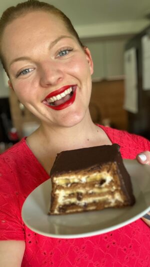 Lea Skálová Instagram - Mám tady pro Vás tohle nepečený dělo! Je to mega jednoduchý a uděláte s tím díru do světa 😂❤️❤️🙏🍫

3 Figaro hořké čokolády
2 banány
500g karamelových šušenek
750g tvarohu tučného ve vaničce
2 lžíce másla 

Formu na srnčí hřbet si vysteleme alobalem. Jednu čokoládu nasekáme na drobné kousky. Banány nakrájíme na kolečka. Ze sušenek vytvoříme ve formě korpus tak, že je vysteleme po celé ploše formy. Potom dáme tvaroh, banán a čokoládu, takhle vrstvíme dokud nám nedojdou suroviny. Poslední vrstva jsou sušenky. Zakryjeme potravinářskou folií a dáme přes noc do lednice. Druhý den si dvě čokolády rozpustíme ve vodní lázni s máslem dokud není směs hladká a lesklá ❤️❤️🍫 Tu potom natřeme na náš zatuhlý dortík a dáme opět na dvě hodinky do lednice. Pak už se jen snažíme to nesníst na posezení 😂🍫
A každý zakoupený produkt od #figaro Vám otvírá bránu do soutěže o 5.000,- denně. Stačí zaregistrovat účtenku a jedeš ❤️❤️❤️

#recept #figaro #soutez #sladke #nepečenýdezert #cokolada