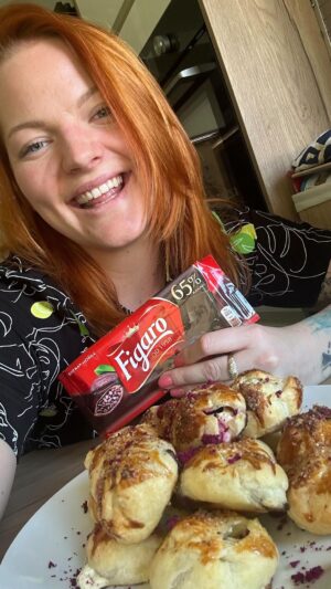 Lea Skálová Instagram - Jsi tak trochu nemehlo, ale potřebuješ se vytáhnout na rande  nebo před návštěvou? Tak tohle je recept přesně pro tebe 😂❤️ Mega easy a rychlej recept na šátečky s čokoškou #figaro ovocem a tvarohem 🚀🍫🍌 Připravený je to za 5 minut a peče se to 20 minut 🙏
Nezapomeň si po tom, co koupíš cokoliv od #figaro schovat účtenku a tu pak zaregistrovat do soutěže o 5.000,- Kč denně 

Recept na šátečky
1 tabulka čokolády Figaro 
1 vyválené listové těsto 
1 žloutek
Ovoce (banán, maliny nebo třeba broskev)
150g tvarohu
Třtinový cukr
Skořice 

Listové těsto nakrájej na stejně velké čtverce. Do každého dej kostičku čokolády, lžičku tvarohu a nahoru kousek ovoce. Potom spoj rohy a následně vytvoření raneček a vše hezky spoj nahoře. Potři rozšlehaným žloutkem a každý šáteček posyp lehounce cukrem a skořici. Pečeme v předehřáté troubě na 180 stupňů cca 20 minut. 
Tak kdo vyzkouší ať mi pošle fotku ❤️❤️🍫🍫

#recept #jednoducherecepty #rychlerecepty #pečení #sladké #listovetesto #cokolada #rande #navsteva