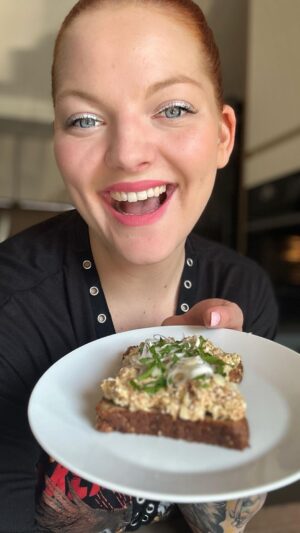 Lea Skálová Instagram - Škvarková pomazánka ❤️Tenhle recept mám od mojí sousedky, protože vždycky když tuhle pomazánku přinese tak je za totální hvězdu 🥇 Všichni ji milujeme a je děsně žravá (ta pomazánka ne sousedka)😂😂❤️ Opět je v tomhle receptu v hlavní roli tyčový mixer od @catler.cz který má hromadu nástavců a tak s nim nejenom rozmixujeme omáčky a krémy, ale právě díky sekacímu nástavci i nasekáte cibuli bez brečení 😂😂🧅 

150g škvarků 
1/2 cibule
3-4 kyselé okurky
1lžíce hořčice
2 vařená vejce na tvrdo
Špetka soli 

Cibuli, okurky, vejce a škvarky nasekáme na jemno. Vše smícháme v misce s hořčicí a solí a je hotovo. Nejlepší pomazánka na party 🍺🥃🥂🍷

#recept #rychlerecepty #škvarky #pomazanka #jaro #spoluprace