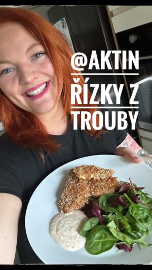 Lea Skálová Instagram - Slibovaný recept na řízky z trouby! ❤️❤️💪 Jako podle mě málo který jídlo překoná takovej dobrej šnycl 😂😂 Přeci jenom jsme fakt řízkovej národ a já doufám, že Vám udělám tímhle jednoduchým receptem na domácí fast food radost. Navíc od toho nebudeš smrdět dva dny jak smažená hranolka 😂😂🍟 A jako bonus je to zdravější verze a tak budeš o krok dál k vyvrženýmu vorvani letos na koupališti 😂❤️✌️

Recept:
2 kuřecí prsa
2 lžíce olivového oleje
2 lžíce hořčice
1/2 lžičky soli
1 lžička sušeného česneku
1 lžička sušené cibule 
1/2-1 lžička mletého chilli (podle toto jak jsi hot🌶️)
150g crunchy flakes 

Všechny zmíněný suroviny pořídíš na www.aktin.cz/Lea 
Kuřecí prsa očistíme a nakrájíme na stejně velký kusy. Přidáme k nim sůl, hořčici a olivový olej. Promícháme, zakryjeme fresh folií a necháme v lednici marinovat přes noc. Na obalení si rozmixujeme crunchy flakes s chilli, česnekem a cibulí a naložené stripsy v tom obalíme. Dáme na plech s pečícím papírem a pečeme 25 minut na 180 stupňů. První kus si vždycky nařízněte než začnete servírovat, každá trouba peče jinak!! 🙏

Dresing:
200g zakysané smetany
1/2 lžička sušeného česneku
1/4 lžičky mletého chilli
Malá hrst nasekané pažitky 
Vše smícháme dohromady a servírujeme společně s řízky ❤️❤️❤️🚀🥂🥇
Posílejte mi svoje výtvory a konkrétní odkazy na suroviny dávám do stories 💃🏼

#rizek #fit #rizekztrouby #recept #love #chef #fitness #fitnessrecipes @aktin