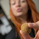 Lea Skálová Instagram - Celý recept v popisku S další adventní nedělí je tady další recept a to na medovníkové kuličky🍯🍯 Jelikož jsem opět potřebovala ušetřit čas nakoupila jsem vše na Billa e-shopu, kde máte dopravu zdarma už od 500,- a navíc když teď nakoupíte nad 2000,-, dostanete automaticky 200,- slevu 🚀🚀🚀 Akce platí do 17.12. Recept: 3 hrnky hladké mouky 1 hrnek cukru moučka 2 vejce 4 lžíce medu 1/4 másla 2 lžičky jedlé sody Krém: 1 karamelové salko 250g másla Med a 1/4 másla rozpusťte v rendlíku. Vlijte do robota a k tomu přidejte cukr moučka a vejce. Vyšlehejte. Potom přidejte prosáté 3 hrnky hladké mouky se sodou a opět vypracujte v robotu v těsto. Lepivé těsto rozdělíme na dva kusy (dva plechy) a dáme mezi dva listy pečícího papíru a tahem vyválíme v placku asi 3-4mm vysokou. Pečeme i s papíry na 190 stupňů 10 minut. Během toho si vyšleháme salko s celým změklým máslem. Vychladlé placky nadrobíme nebo nastrouháme a schováme si dvě hrsti na obalování. Zbytek přidáme ke krému a rukama vypracujeme směs, ze které tvoříme kuličky. Ty obalíme ve schované směsi a nebo ve strouhaných oříškách. Dělám rovnou dvě várky, protože je to hned pryč 😂😂😂❤️🎄🎄 #cukrovi #billaeshop #recept #vanoce @billa_cz