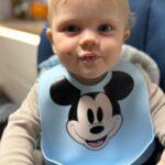 Lea Skálová Instagram - Všechny recepty dole v popisku Máme tu další Teodorkův den na talíři ❤️🍲 Minule Vás to moc bavilo a tak jsem se rozhodla tyhle videa dělat častěji ať máte třeba nějakou inspiraci, já už taky nevím, co pořád vymýšlet a jako nebojte se po hotový příkrmu taky ráda sáhnu, když je zrovna den na 💩💩😂 Snídaně Banánové lívanečky 1 zralý banán 1 vejce 1 velká lžíce tvarohu 2 lžíce špaldové mouky Cca 2 lžíce mlíka pokud je potřeba Špetka skořice Banán rozmačkáme na na kaši a přidáme ostatní ingredience a vymícháme těsto. Opečeme na lívanečníku můžeme na nej dát trochu kokosového oleje, luxusně to pak voní. Oběd Filet z lososa Lžička másla Špetka sušených provencálských bylinek 1 brambora Pár růžiček brokolice Na plech s pečícím papírem položíme lososa kůží dolů (po upečení kůži stáhneme) posypeme bylinkami a nahoru dáme máslo. Pečeme na 180 stupňů 15-20 minut podle velikosti. Bramboru oloupeme a nakrájíme, brokolici rozebereme na malé kousky. Uvaříme v lehounce osolené vodě do měkka. Pp uvaření jsem rozmačkala a lososa rozebrala na kousíčky. Svačina Celozrnný toast bez kůrky ❤️❤️😉 s máslem a maliny. Na omývání ovoce používám roztok vody se sodou. Večeře Kuřecí vývar s rýží Kuřecí skelety cca 6 kusů 2 mrkve 1/4 celeru 1 petržel 2 lžíce olivového oleje Špetka soli, 4 bobkové listy, 5 kuliček nového koření Na pánvi s olivovým olejem opečeme do zlatova kuřecí skelety a přendáme je do hrnce. Na stejné pánvi opečeme do zlaté barvy i všechnu zeleninu a taky přidáme do hrnce. Vývar pak bude silnější a bude mít krásnou barvu. Zalijeme studenou vodou a přidáme koření a pomalinku vaříme 2 hodiny. Vývar si slijeme a můžeme si ho schovat na další požití. Malému jsem pak uvařenou zeleninu rozmačkala přidala uvařenou rýži a obrané maso a zalila trochou vývaru ❤️ Snad se Vám budou recepty hodit ❤️🤟🤟 #babyfood #dennataliri #syn #mamaasyn #love #recepty #receptyprodeti
