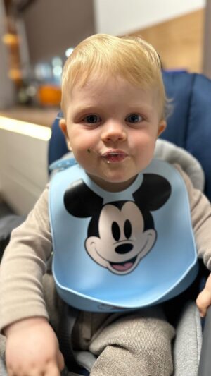 Lea Skálová Instagram - Všechny recepty dole v popisku
Máme tu další Teodorkův den na talíři ❤️🍲
Minule Vás to moc bavilo a tak jsem se rozhodla tyhle videa dělat častěji ať máte třeba nějakou inspiraci, já už taky nevím, co pořád vymýšlet a jako nebojte se po hotový příkrmu taky ráda sáhnu, když je zrovna den na 💩💩😂

Snídaně 
Banánové lívanečky
1 zralý banán
1 vejce 
1 velká lžíce tvarohu 
2 lžíce špaldové mouky
Cca 2 lžíce mlíka pokud je potřeba 
Špetka skořice 
Banán rozmačkáme na na kaši a přidáme ostatní ingredience a vymícháme těsto. Opečeme na lívanečníku můžeme na nej dát trochu kokosového oleje, luxusně to pak voní.

Oběd 
Filet z lososa
Lžička másla 
Špetka sušených provencálských bylinek
1 brambora
Pár růžiček brokolice
Na plech s pečícím papírem položíme lososa kůží dolů (po upečení kůži stáhneme) posypeme bylinkami a nahoru dáme máslo. Pečeme na 180 stupňů 15-20 minut podle velikosti. Bramboru oloupeme a nakrájíme, brokolici rozebereme na malé kousky. Uvaříme v lehounce osolené vodě do měkka. Pp uvaření jsem rozmačkala a lososa rozebrala na kousíčky.

Svačina
Celozrnný toast bez kůrky ❤️❤️😉 s máslem a maliny. Na omývání ovoce používám roztok vody se sodou. 

Večeře 
Kuřecí vývar s rýží
Kuřecí skelety cca 6 kusů 
2 mrkve
1/4 celeru
1 petržel
2 lžíce olivového oleje
Špetka soli, 4 bobkové listy, 5 kuliček nového koření

Na pánvi s olivovým olejem opečeme do zlatova kuřecí skelety a přendáme je do hrnce. Na stejné pánvi opečeme do zlaté barvy i všechnu zeleninu a taky přidáme do hrnce. Vývar pak bude silnější a bude mít krásnou barvu. Zalijeme studenou vodou a přidáme koření a pomalinku vaříme 2 hodiny. Vývar si slijeme a můžeme si ho schovat na další požití. Malému jsem pak uvařenou zeleninu rozmačkala přidala uvařenou rýži a obrané maso a zalila trochou vývaru ❤️

Snad se Vám budou recepty hodit ❤️🤟🤟

#babyfood #dennataliri #syn #mamaasyn #love #recepty #receptyprodeti