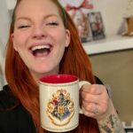 Lea Skálová Instagram - Celý recept v popisku Jak jsem slíbila tak plním ❤️❤️🎄 Každou adventní neděli dostanete nový recept. A na tu třetí dostanete rovnou dva, protože na Štědrý den, Vás bude všechny zajímat leda to, jak nepozorovaně užrat salát v lednici 😂😂😂 Startujeme nealkoholickým punčem 2 pomeranče 1 citron 4 sáčky čaje (dejte svůj oblíbený, klidně černý) 0,5 litru jablečného moštu 4 svitky skořice 2 hvězdičky badyánu Pomeranče a citron namočíme do 0,5 litru vody se lžičkou jedlé sody abychom je zbavili postřiku a mohli je použít i s kůrou. Necháme namočené 20 minut a pak otřeme. Půl litru čisté vody ohřejeme na cca 80 stupňů a pal do ní dáme vylouhovat sáčky s čajem. Poté sáčky vyndáme, přidáme k výluhu mošt, nakrájené pomeranče a citron a taky skořici a badyán. Přivedeme k varu a necháme pomalinku provařit cca 10 minut. Voní z toho celý byt 🎄🎄🎄❤️ Potom už si jenom dávkujeme do hrnečku 😉🫠 Punčochy můžete dosladit trochou medu a nebo přiostřit rumem 🔥🔥🔥 #advent #recept #punč #nealko #skorice #jablka