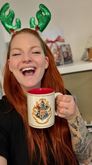 Lea Skálová Instagram - Celý recept v popisku
Jak jsem slíbila tak plním ❤️❤️🎄 Každou adventní neděli dostanete nový recept. A na tu třetí dostanete rovnou dva, protože na Štědrý den, Vás bude všechny zajímat leda to, jak nepozorovaně užrat salát v lednici 😂😂😂

Startujeme nealkoholickým punčem
2 pomeranče 
1 citron
4 sáčky čaje (dejte svůj oblíbený, klidně černý)
0,5 litru jablečného moštu
4 svitky skořice 
2 hvězdičky badyánu 

Pomeranče a citron namočíme do 0,5 litru vody se lžičkou jedlé sody abychom je zbavili postřiku a mohli je použít i s kůrou. Necháme namočené 20 minut a pak otřeme.

Půl litru čisté vody ohřejeme na cca 80 stupňů a pal do ní dáme vylouhovat sáčky s čajem. Poté sáčky vyndáme, přidáme k výluhu mošt, nakrájené pomeranče a citron a taky skořici a badyán. Přivedeme k varu a necháme pomalinku provařit cca 10 minut. Voní z toho celý byt 🎄🎄🎄❤️ Potom už si jenom dávkujeme do hrnečku 😉🫠
Punčochy můžete dosladit trochou medu a nebo přiostřit rumem 🔥🔥🔥

#advent #recept #punč #nealko #skorice #jablka