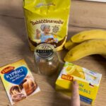 Lea Skálová Instagram - Celý recept níže Tohle je úděl všech kuchařů, všichni když k nám jedou na návštěvu, tak očekávají něco dobrýho 😂😂😂 To, že mám doma brajgl, by až tak nevadilo, ale chybějící pochutina by znamenala, že už mě nebude mít rád nikdo 😂😂 Dělám si samozřejmě legraci, ale vždycky kámošům ráda něco dobrýho naservíruju. A tak když zavolají nečekaně a já mám doma leda tak dětský kaše, jsem ráda za BILLA e-shop. Za tři hodiny už je nákup u mě, navíc 10% sleva ❤️ Takže mise splněna a všichni spokojení Skořicové rolky 3 velké banány 1 až 1 a ½ hrnku špaldové mouky 2 lžíce skořice ¼ kostky másla 1 lžíce medu Banány rozmačkejte vidličkou a přidejte ½ lžíce skořice, kypřící prášek a postupně přimíchávejte mouku dokud nevznikne pevné těsto. To vyklopte na pomoučněný vál a propracujte rukama. Následně vyválejte a nakrájejte na proužky. Ty pomažte rozpuštěným máslem a posypte skořicí. Každý proužek zamotejte do rolky a skládejte do menší zapékací misky. Ještě pomažte máslem. Pečeme na 170 stupňů na horkovzduch 25 minut. Po upečení jsem ve zbytku másla rozpustila med a celé to ještě zalila 🫠🫠🫠❤️❤️❤️❤️ #BILLAeshop #NakupujteOnline