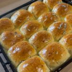 Lea Skálová Instagram - Naprosto fenomenální sýrový houstičky s česnekem Je to mega jednoduchý recept, který zvládne i začátečník ❤️❤️ Skvělý občerstvení na party nebo pro návštěvu (no už se těším až se zase celý svátky k nám někdo bude kýblovat 😂😂) Recept na 16 velkých houstiček 1kg hladké mouky 200g másla + 50g na potření 3 stroužky česneku 620ml plnotučného mléka 2 lžíce sušených bylinek (provencal) 400g směs strouhaných sýrů (gouda, cheddar, tvrdá mozzarella, niva) 16g sušeného droždí 1 lžička soli K hladké mouce přidáme 200g rozpuštěného másla. Hněteme hákem a pomalu přiléváme mléko. Potom přidáme droždí a pustíme na vyšší otáčky dokud se vše hezky nespojí. Na závěr přidáme sůl a necháme hnětat dokud není těsto dokonale hladké a samo se odlepuje od stěn. Poté přikryjeme čistou utěrkou a dáme kynout na teplé místo na 60 minut. Během toho si nastrouháme sýry přidáme k nim nastrouhané dva stroužky česneku a 1 lžíci bylinek. Těsto vyklopíme na pomoučněnou linku a ještě rukama pořádně propracujeme. Rozdělíme na 16 stejných kousků (můžete i větší počet pokud chcete mini housky) Z každého kusu uděláme kuličku z té v ruce placku a pořádně naplníme sýrovou směsí. Vytvoříme raneček a ten pak lehce mezi dlaněmi uhladíme v dokonalou housku. Skládáme na plech s pečícím papírem. Necháme pod utěrkou kynout ještě 45 minut. Troubu si předehřejeme na 170 stupňů a pečeme 45-50 minut na horkovzduch. Po upečení potíráme zbytek másla s nastrouhaným stroužkem česneku a lžíci bylinek. Dejte mi vědět jak Vám recept chutnal ❤️❤️ #recept #baking #housky #sýr #party #partyfood