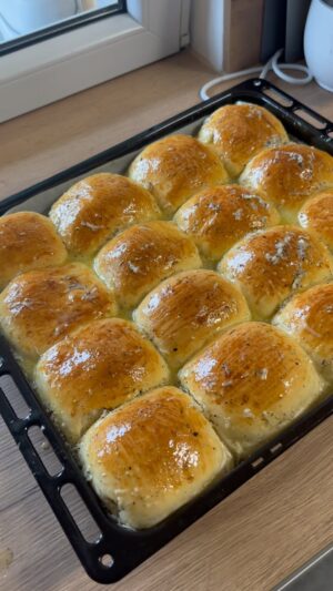Lea Skálová Instagram - Naprosto fenomenální sýrový houstičky s česnekem 
Je to mega jednoduchý recept, který zvládne i začátečník ❤️❤️ Skvělý občerstvení na party nebo pro návštěvu (no už se těším až se zase celý svátky k nám někdo bude kýblovat 😂😂) 

Recept na 16 velkých houstiček
1kg hladké mouky 
200g másla + 50g na potření 
3 stroužky česneku 
620ml plnotučného mléka 
2 lžíce sušených bylinek (provencal)
400g směs strouhaných sýrů (gouda, cheddar, tvrdá mozzarella, niva)
16g sušeného droždí 
1 lžička soli 

K hladké mouce přidáme 200g rozpuštěného másla. Hněteme hákem a pomalu přiléváme mléko. Potom přidáme droždí a pustíme na vyšší otáčky dokud se vše hezky nespojí. Na závěr přidáme sůl a necháme hnětat dokud není těsto dokonale hladké a samo se odlepuje od stěn. Poté přikryjeme čistou utěrkou a dáme kynout na teplé místo na 60 minut. Během toho si nastrouháme sýry přidáme k nim nastrouhané dva stroužky česneku a 1 lžíci bylinek. 
Těsto vyklopíme na pomoučněnou linku a ještě rukama pořádně propracujeme. Rozdělíme na 16 stejných kousků (můžete i větší počet pokud chcete mini housky)
Z každého kusu uděláme kuličku z té v ruce placku a pořádně naplníme sýrovou směsí. Vytvoříme raneček a ten pak lehce mezi dlaněmi uhladíme v dokonalou housku. Skládáme na plech s pečícím papírem. Necháme pod utěrkou kynout ještě 45 minut. Troubu si předehřejeme na 170 stupňů a pečeme 45-50 minut na horkovzduch. Po upečení potíráme zbytek másla s nastrouhaným stroužkem česneku a lžíci bylinek. 
Dejte mi vědět jak Vám recept chutnal ❤️❤️

#recept #baking #housky #sýr #party #partyfood