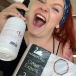 Lea Skálová Instagram - Tak jsem letos chtěla OPRAVDU začít dřív abych neměla úklid, vaření a pečení najednou. Do toho mi @harmony_ceskarepublika poslalo nálož ultra dlouhých papírových utěrek a tak jsem si řekla, že je už ten den D. Kouknu napravo, kouknu nalevo a najednou je večer a uklizeno velký NIC 😂😂😂😂😂 Jak to máte vy? Taky Vám dny letí jako splašený nebo všechno stíháte? Já mám pocit, že můj den se odehrává s bubínky v dětský ohrádce 😂❤️❤️❤️❤️ #harmonyceskarepublika #mojeharmony #uklid #vanocniuklid