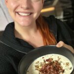 Lea Skálová Instagram - Rychlá a skvělá polívka z pečenýho květáku ❤️❤️❤️ Jakmile s venku trochu ochladí tak začínám žít na polívkách všeho druhu 🔥🔥 A abych si je trošku vytunila tak zkouším různé postupy a kombinace. Musím říct, že bryndza a květák jsou dobrý kámoši 😂😂 A v kuchyni je můj dobrej kámoš tyčového mixér od @catler.cz ❤️❤️❤️ 1 květák 4-5 lžic olivového oleje 2 cibule 125g bryndzy 200ml smetany ke šlehání 1 litr zeleninového vývaru 1 lžička soli 1/4 lžičky muškátového oříšku 1/4 lžičky mletého pepře Květák rozeberu na růžičky, oloupanou cibuli překrojím na 1/8 a na plechu promíchám s olejem. Pečeme na 200 stupňů cca 45 minut dokud není vše opečené a měkké. Přendáme do hrnce a přidáme bryndzu, smetanu, vývar a koření a rozmixujeme tyčákem dohladka. Dochutíme a před podáváním ještě našleháme. Ozdobila jsem vypečenou slaninou a opečenými ořechy ❤️❤️❤️ Jakou dáme příště? Napište mi do komentáře o recept #revept #zima #polevka #kvetak #bryndza #orechy