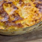 Lea Skálová Instagram - Tak minule jsem se nechala ukecat od manžela, abych mu připravila lasagne, a pak jste mě přemluvili vy, abych Vám na ně dala recept 😂😂 A tak ho máte mít, abyste měli ještě větší radost, tak jsem Vám domluvila slevu 15% na celý nákup na BILLA e-shopu a to od pondělí 6.11. až do neděle 12.11. ❤️❤️🚀🚀 KÓD: LEA15 #BILLAeshop #NakupujteOnline Lasagne Masová směs 500g mletého hovězího 5ml olivového oleje 3dcl vína 2 mrkve ¼ celeru 1 petržel 1 cibule 2 stroužky česneku 1 plechovka sekaných rajčat 200ml vody 1 lžíce sušených provensálských bylinek 1 lžička soli Na olivovém oleji opečeme na jemno nakrájenou cibuli a na plátky nakrájený česnek. Poté přidáme maso a zarestujeme. Následně přidáme najemno nastrouhanou mrkev, petržel a celer. Zalijeme vínem a necháme odpařit alkohol (poznáme to tak, že už nebude z jídla cítit) následně přidáme plechovku rajčat, vodu, sůl a bylinky. Necháme pomalinku pozvolna vařit cca 1,5 hodiny. Směs bude krásně hustá. Sýrový bešamel 4 lžíce másla 4 lžíce hladké mouky ½ litru plnotučného mléka 200g strouhaného čedaru Špetka strouhaného muškátového oříšku ½ lžičky soli ½ lžičky pepře V hrnci rozpustíme máslo a následně za stálého míchání metličkou přidáme mouku. Mícháme dokud se vše hezky nespojí a následně zalijeme mlékem. Stále mícháme metlou. Vaříme 3 minuty a poté přidáme sýr a koření. Stáhneme z plotny a ještě promícháme. Na vrstvení budeme potřebovat lasagne a strouhaný parmazán, pecorino a nebo grana padano. Jako první si můžeme lehce pomazat zapékací mísu bešamelem aby nám neklouzala první vrstva těstovin na ně dáme pořádnou vrstvu bešamelu, následně masovou směs a tu zasypeme sýrem, takhle pokračujeme až k poslední vrstvě, která je jen bešamel a sýr. Pečeme na 180 stupňů hodinu. Pokud je chcete krájet úhledně musíte je nechat vychladnout 😂😂😂😂 ale spíš skončíte se lžící v tý horký zapejkací míse 😂😂