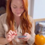 Lea Skálová Instagram - Připadá mi, že 90% času v manželství se řeší, co se bude jíst 😂😂😂 Nejčastější odpověď je NEVÍM a nebo NĚCO DOBRÝHO 🫠🫠 Když už z něj vymámim nějakou kloudnou odpověď tak se zpravidla jedná o nějakej ultra náročnej recept, na kterej navíc doma nemám lautr NIC 😂😂 Takže Billa e-shop je moje záchrana v těhle situacích. Nákup naklikám na e-shopu a už za tři hodiny je u mě. Škoda, že to vaření už je jenom na mně 😂 Nejlepší je, že Vám na první tři objednávky platí sleva 10%😱😱 To se podle mě dost hodí. E-shop funguje v Praze, Brně, Mladé Boleslavi a okolí. Jo a ještě otázečka. Chcete na ty lasagne recept? 🤔🤔 @billa_cz #billaeshop #rozvoz #lasagne