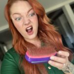 Lea Skálová Instagram - Podzim a padání vlasů 😱😱😱 Jak kdyby nestačilo, že nám padaj vlasy po porodu, hormonálních změnách nebo když se na Antarktidě blbě vyspí tučňák, ale do toho přijde podzim a já mám vlasy VŠUDE! Takže jsem se pustila opět do intenzivní péče proti padání s řadou Epurá energizing od @vitalitys.czsk ❤️ Používám jak šampon tak ampule. Šamponem umyjte vlasy vždy 2x a ampule nanášejte ihned po umytí, ještě s mokrýma vlasama a vmasírujte do pokožky hlavy!! Hezky to šmrdlejte aspoň 5 minut ❤️❤️🔥 Pokud si zakoupíte nad 990,- dostanete s kódem LEA navíc šampon zdrama. Kód platí i na zbytek e-shopu, kde získáte slevu 20% na vše od @vitalitys.czsk 15% na @alfaparfmilanopro_czsk a 10% na vše ostatní 🔥🔥🔥🔥🚀 #vlasy #hair #ginger #haircare #autumn