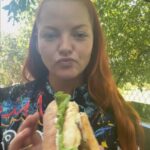 Lea Skálová Instagram - Grilovaný hermelín buď ho miluješ nebo nenávidíš 😂😂 já jsem team jedna ❤️❤️❤️ Je to takovej evergreen každý grilovačky a chudáci vegetariáni jsou na všech rodinných oslavách odsouzeni jíst jenom ten 😂😂😂 nicméně tenhle recept je ještě malinko větší dělo 🔥🔥 Hermelín v bagetě s karamelizovanými fíky ❤️ Nejlíp se tenhle recept připravuje na půlené planche od @weber_czsk Jednoduše ogriluj hermelín na trošce ghí opeč pokrájené fíky dokud na nich nevznikne karamel 🤤🤤 Potom opeč bagetu potřeniu ghí a potom na ni dej čerstvý sýr, list salátu a tekutý hermelín roztrhni po celé délce bagety, ozdob fíky a je to 🚀🚀 #grill #hermelin #cheese #love #recept