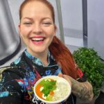 Lea Skálová Instagram - Recept na BUTTER CHCICKEN Je to jednoduchý jak facka a mega narvaný chutí a vůní ❤️❤️❤️🔥🔥 Maso a marináda 500g kuřecích prsou 5cm zázvoru 2 stroužky česneku 1 lžíce garam masala 1 lžička soli 5 lžic tučného jogurtu Šťáva z 1 limety Česnek a zázvor nastrouháme najemno. Kuřecí prsa očistíme a nakrájíme na kostky cca 3x3cm. Smícháme jogurt, limetovou šťávu, zázvor, česnek, sůl a garam masala a hezky do toho naložíme kuře. Doporučuju nechat marinovat přes noc. Omáčka 2 cibule 1 stroužek česneku 2 plechovky sekaných rajčat 1 kelímek tučné smetany ke šlehání 1/3 másla 1 lžíce garam masala 1 lžička kurkumy 1 lžička sušeného česneku 1 lžička sušeného zázvoru 2 lžičky sladké červené papriky 1/2 lžičky mletého koriandru 1/2 lžičky skořice 1/2 lžičky mletého kardamomu Chilli podle chuti 2 lžíce oleje Servis Hrst koriandru 1 limeta Ve větším hrnci rozpálíme olej a opečeme na něm najemno nakrájenou cibuli, stačí jen do zesklovatění. Na cibuli nasypeme veškeré koření a necháme rozvonět. Potom přidáme propasírovaný česnek a ihned zalijeme rajčaty. Přidáme sklenici vody a necháme povařit do změknutí cibule. Poté přidáme šlehačku a rozmixujeme tyčovým mixerem do hladké omáčky. Vrátíme na plotnu. Přichází na řadu naše naložené maso, opečeme ho zprudka na pánvi s trochou oleje ❤️ a poté ho přendáme do naší omáčky a POMALINKU povaříme cca 15 minut dokud není maso křehké. Poté už sundáme z plotny a zamícháme na malé kostičky máslo. Omáčku ochutnáme a můžeme doladit solí a limetovou šťávou. Servírujeme s rýží, ozdobené koriandrem ❤️❤️🔥🔥🔥🙏 TOP ❤️ #recept #butterchicken #indiankitchen #spicy #love #recepies