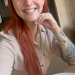 Lea Skálová Instagram - Všimla jsem si, že Vás asi nejvíc baví klasický český recepty a proto jsem si jako další připravila KŘENOVOU OMÁČKU ❤️ Je to jedna z mých nejoblíbenějších omáček a přitom ji dělám tak málo, možná i proto, že klasický recept, který mám tak se dělá z jíškového základu a to já moc nemusím. Proto jsem vymyslela tuhle verzi zahuštěnou pouze kořenovou zeleninou ❤️❤️❤️❤️ takže top i pro bezlepkáře 2 hrsti čerstvého strouhaného křenu 1 kg hovězí plece 2 mrkve 3 petržele 1/2 celeru 1 cibule 2 lžíce oleje 1 lžíce másla 1 lžička soli 5 kuliček nového koření 5 listů bobkáče 10 kuliček pepře 1-2 lžíce octa 200ml smetany ke šlehání Na oleji a másle opečeme očištěnou zeleninu pořádně do barvy. Ze všech stran opečeme i maso. Přendáme do pomalého hrnce a přidáme všechno koření a zalijeme cca 1,5 litrem studené vody. Vaříme alespoň 90 minut dokud není maso úplně krásně měkké. Vývar zcedíme a zeleninu a maso dáme stranou. Ze zeleniny vybereme celer a petržel, vrátíme do vývaru a vymixujeme v hladkou omáčku. Dochutíme octem a popřípadě ještě dosolíme. Už stáhneme z plotny a přidáme smetanu a nastrouhaný křen a opět vymixujeme. Používám tyčový mixer od @catler.cz a je to za mě nejlepší dělo! Servírujeme s plátky vařeného masa a například opečeným bramborem nebo knedlíkem. Kdo to vyzkouší? ❤️❤️❤️🔥🔥🔥 #recept #omacka #křen #tradicnirecepty #ceskereceptyjinak