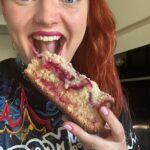 Lea Skálová Instagram - Už asi víte, že mám ráda divnosti a šílenosti 😂❤️❤️💃🏼 Takže když jsem dostala od @weber_czsk litinový hrnec do grillu nenapadlo mě nic lepšího než v tom upéct KOLÁČ 😂😂😂 když jsem s tím nápadem přišla, tak si muž myslel, že jsem si dala asi o skleničku navíc 😂😂🥂 Jenže ono se to fakt povedlo a vzniknul tenhle supr recept na švestkový koláč z grillu, pořád nechápu, že to jde. Asi určitě i díky tomu, že si přes aplikaci snadno pohlídáš teplotu v grillu a tak tě nic nepřekvapí. Hrnkový koláč (tohle je poměr na větší formu, lze dělat i 1/2) 2 hrnky cukru krystal 1 hrnek oleje 4 celá vejce 2 hrnky mléka 2 balíčky prášku do pečiva 6 hrnků hladké mouky Vyšleháme celá vejce s cukrem do světlé pěny, poté přišleháme olej a mléko. Jako poslední prosejeme mouku s práškem do pečiva a vyšleháme v hladké těsto. Pečící papír si namočíme a vyždímaný vytvarujeme do formy a nalijeme těsto. Drobenka (dělám ji od oka, ale tenhle poměr funguje) 1/2 hrnku cukru 1/2 másla 1 hrnek mouky Musí být hezky sypká jako na videu ❤️ První třetinu dejte rovnou na těsto aby Vám ovoce nepropadlo na dno a zbytek na ovoce. Pečeme cca hodinu při 180 stupních ❤️🔥 Co nejšílenějšího jste kdy grillovali vy? 😂❤️🥮🍭🍪🍔🍳🍟🍕🥞🥘🍉🍰 #grill #koláč #švestky #drobenka #crazy #cake