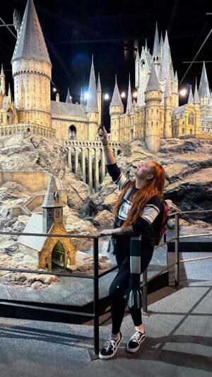 Lea Skálová Instagram - SPOILER!!!!
Sestřih z ateliérů Warner Bros Harry Potter ❤️❤️❤️ Snažila jsem se Vám to sestříhat tak aby jste mohli vidět jaký to byl neuvěřitelný zážitek a zároveň pokud se tam chystáte, tak Vás nepřipravit o překvapení 🙏🙏🙏🙏
BYLO TO JEDNÍM SLOVEM DOKONALÝ 🥹🥹🥹🫠🫠🫠

#wbtourlondon #warnerbros #harrypotter #magic #magicworld #witch #wizard #love