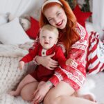 Lea Skálová Instagram - Sieklovic u stromku 😂 Už nastal ten čas na první sérii z našeho vánočního focení ❤️🎄 Loni jsem měla vánoční focení ještě s pořádných břichem a dneska už jsme tady tři 👨‍👩‍👦 Naprosto neuvěřitelný. Přesto, že loni nás přesně na Štědrý den pustili domů z porodnice, vnímám tyhle svátky jako naše první. A nemůžu se jich dočkat. Přeju všem hlavně zdraví, protože bez něj nemáme nic. Taky štěstí a lásku, protože bez nich je zase život děsně prázdnej. ❤️🎄 Nic víc od Ježíška letos a ani jindy, už chtít nebudu ❤️❤️❤️ Za nejkrásnější fotky opět děkujeme @danaleitnerphotography 🙏