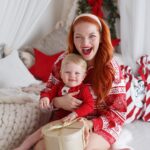 Lea Skálová Instagram - Sieklovic u stromku 😂 Už nastal ten čas na první sérii z našeho vánočního focení ❤️🎄 Loni jsem měla vánoční focení ještě s pořádných břichem a dneska už jsme tady tři 👨‍👩‍👦 Naprosto neuvěřitelný. Přesto, že loni nás přesně na Štědrý den pustili domů z porodnice, vnímám tyhle svátky jako naše první. A nemůžu se jich dočkat. Přeju všem hlavně zdraví, protože bez něj nemáme nic. Taky štěstí a lásku, protože bez nich je zase život děsně prázdnej. ❤️🎄 Nic víc od Ježíška letos a ani jindy, už chtít nebudu ❤️❤️❤️ Za nejkrásnější fotky opět děkujeme @danaleitnerphotography 🙏