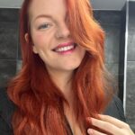 Lea Skálová Instagram - Soutěž o krásný balíček nejlepší vlasový kosmetiky od @alfaparfmilanopro_czsk ❤️❤️❤️🔥🔥 Bílá řada je vhodná pro všechny typy vlasů a já tady mám soutěž rovnou pro dva výherce o balík se šamponem, maskou a UV ochranou 🙏 Jelikož mám ráda když je tady sranda tak mě zajímá jakou nejhorší balící hlášku na Vás někdo zkusil? 😂😂😂 Podmínky jsou Sledovat můj profil Sledovat @alfaparfmilanopro_czsk Do komentáře napsat nejhorší balící hlášku 😂😂😂 Let’s go!! #soutez #vlasy #vlasovakosmetika #ginger #gingerhair #balicihlasky