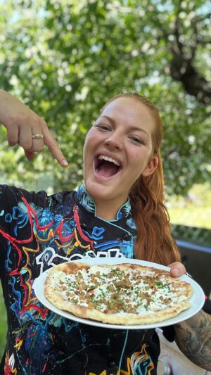 Lea Skálová Instagram - Tak jsem zase tvořila na grillu!! ❤️❤️🔥🔥 Mám nový pizza kámen od @weber_czsk a samozřejmě jsem opět potřebovala jít proti proudu a nedělat tam jen pizzu 😂😂🚀 A vznikl tenhle recept na kynutý bramborový placky z úplně základních surovin ❤️❤️💃🏼 Můžete na to dát v podstatě cokoliv nebo je použít jako přílohu při grillování. Já si vybrala variantu s bryndzou, špekem a pažitkou, protože tohle KOMBO JE LÁSKA 🚀 
Recept na kynuté bramborové placky 
500g brambor uvařených bez slupky den dopředu 
500g hladké mouky
150ml teplé vody 
2 lžíce cukru 
1 lžíce soli
1 sáček sušeného droždí 

Brambory uvaříme v osolíme vodě a necháme je vychladit v lednici do druhého dne. Potom je nastrouháme na jemném struhadle. Uděláme do nich důlek a v něm smícháme cukr, droždí a polovinu vody. Potom přidáme mouku, sůl a zbytek vody a nahrubo propracujeme v míse. Potom rukama cca 10 minut pořádně zpracujeme v hladké těsto jako vidíte na videu. Vrátíme zpět do mísy pomoučníme, zakryjeme utěrkou a necháme hodinu kynout na teplém místě. 
Poté z těsta uždibujeme kusy podle toho jak velké chceme placky. Placky vyválíme na pomoučněném vále na výšku 5mm 
Pizza kámen rozpálíme na grilu na 200 stupňů a vložíme placku. Není třeba žádný tuk. Placka se bude hezky nafukovat a jakmile je opečená tak otočíme. Špek vypečeme do křupava a výpek použijeme na potírání placek, zůstanou tak hezky pružné. Zdobíme bryndzou, vypečeným špekem a pažitkou 🙏🙏🥂❤️ Ou jeeeee
Jakou kombinaci vyzkoušíte vy? 

#griil #pizza #recept #chef #kombo #bryndza #spek #laska