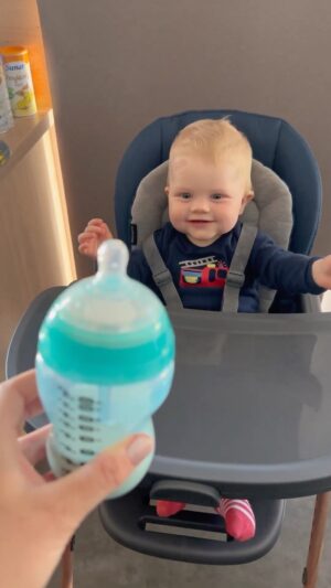 Lea Skálová Instagram - Dřív jsme pracovala v baru a tam o problémový a vybíravý zákazníky člověk nemá nikdy nouzi 🥂. To ale byla teprve příprava na to, co mě čekalo s mým malým šéfikem. Je dost vybíravej a spoustu věcí mi takzvaně hodí na hlavu, i když někdy doslova 😂😂 A tak když jsme vybírala pokračovací mléko, nechala jsem si poradit a moje starší ségry jasně ukázaly na Sunar Premium 2 ❤️ Naštěstí to prošlo i u našeho Big Bosse a tak opět pokračuju v kariéře barmanky, tentokrat v mléčným baru U Nudle. Jako představte si jak u nás probíhá tvorba takovýho videa, snad mě nikdo ze sousedů nesleduje 😂😂😂😂
Hlavní je, že maminky to vědí nejlíp ❤️❤️
@sunar_cz #sunarcz #sunarpremium #kojeneckemleko