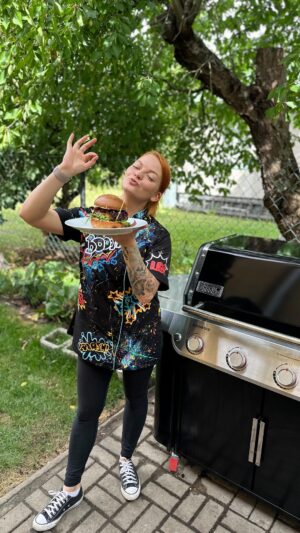 Lea Skálová Instagram - Tohle je pro mě fakt splněnej sen ❤️🔥 Obrovský dělo (čti grill) od @weber_czsk je už teď u mě a já na něm rozjíždím bomby každý den 🙏🙏 Jsem schopná v sedm ráno grillovat než začnou vedra 😂😂 Je to úlet, baví mě na tom dělat i jen vajíčka 😂 Ale pro Vás mám recept na klasiku všech klasik z grillu. Je to můj burger s cibulovou marmeládou, wasabi a chilli majonézou (na ty mimochodem přibudou recepty příští týden). 

500g mletého hovězího masa
4 Burger bulky (recept mám ve výběrech)
4 plátky cheddaru
8 plátků slaniny
3 velké červené cibule
2dcl suchého červeného vína
2 lžíce povidel
2 lžíce wasabi mayo
2 lžíce chilli mayo
2 velké hrsti rukoly
Sůl, pepř
Ghí (přepuštěné máslo)

Cibuli si nakrájíme na půlkolečka. Na rozpálenou planchu dáme velkou lžíci ghí a nakrájenou cibuli. Opečeme do zlatova a přendáme do hrnce, dále bude příprava marmelády probíhat na plotýnce. Do cibule nalijeme červené víno a necháme zcela odpařit alkohol a zredukujeme na 1/3 obsahu. Mezitím si na planche opečeme plátky slaniny a až budeme spokojeni odložíme je na horní mřížku aby nám tuk dále stékál do masa, které budeme opékat. Maso pouze osolíme a opepříme jako steak. Dáme na tál a opečeme z jedné strany v přiklopeném grillu 4 minuty. Mezitím si do cibule dáme dvě lžíce povidel a zamícháme, takhle už je marmeláda ready. Maso otočíme a dáme na něj plátek cheddaru a dva plátky vypečené slaniny. Grill přiklopíme a opět necháme 4 minuty. Maso stáhneme stranou a ve výpeku opečeme na minutku rozkrojené bulky. Jdeme na servis
Spodní díl bulky potřeme chilli majonézou na ni dáme rukolu a na tu maso se sýrem a slaninou. Na to dáme pořádnou dávku cibulové marmelády a přiklopíme vrchním dílem bulky potřeným wasabi majonézou ❤️🚀🚀🚀💃🏼💪
Je to mega raketa, jediná nevýhoda je, že jiný burgery už nikdo chtít nebude a tak budete mít všechny lidi nakvartýrovaný u sebe na zahradě 😂😂😂
Posílejte mi svoje výtvory do zpráv 🚀🙏

Co nejradši grillujete vy? 

#grill #leto #burger #recept #top #spoluprace