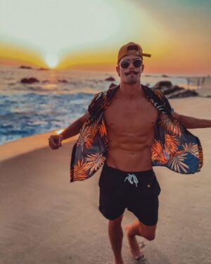 Leandro David Instagram - Carta de intenção à praia: Estou com sdds de vc, quando nos veremos de novo?? Hahaha Comentem aí, qual a praia mais bonita que vcs já visitaram?? 🏝❤️