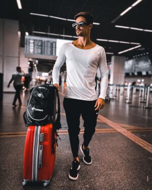 Leandro David Instagram - Look de viagem ON FIRE 🔥 by: @be_cava