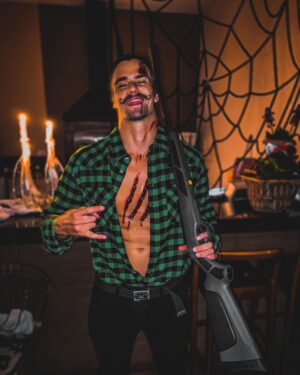 Leandro David Instagram - Qual a história da minha fantasia??? 👀 Kkkkkkkkk vou fixar as que eu mais gostar 🤪🧟 #halloween