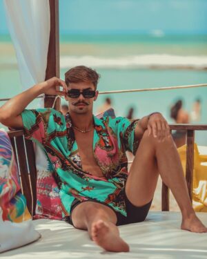 Leandro David Instagram - Vi vc passando/passou reto hahaha Quintou família, oq vcs acham da frase: “A quinta é a nova sexta”? 🤔 Comentem como vai ser a quinta de vcs hj, quero ver como vcs são 👀👀 #tbt de rexpeitoo