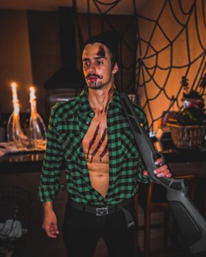 Leandro David Instagram - Qual a história da minha fantasia??? 👀 Kkkkkkkkk vou fixar as que eu mais gostar 🤪🧟 #halloween
