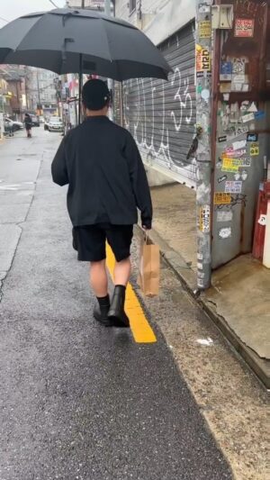 Lee Chang-ho Instagram - 레인부츠 처음 산 보이