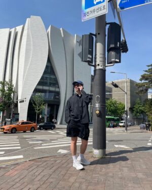 Lee Chang-ho Instagram - 남친-짤

메신저 따위에 프로필 사진으로 올리면 남자 친구로 오해할 만한 사진. 주로 일상에서 찍은 훈훈한 남자의 사진을 이른다.
발음[남친짤]
형태분석[男親짤]

예문

1건

또 편안한 옷차림과 메이크업 없이 자연스러운 얼굴은 훈훈함을 절로 자아내, 팬들이 좋아하는 ‘남친짤’의 분위기를 내고 있다. (→남친짤)