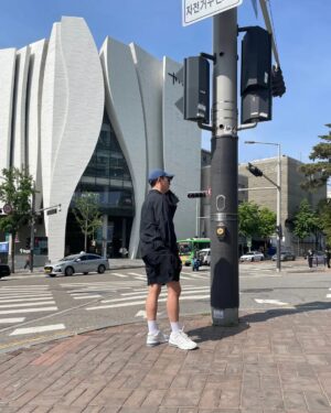 Lee Chang-ho Instagram - 남친-짤

메신저 따위에 프로필 사진으로 올리면 남자 친구로 오해할 만한 사진. 주로 일상에서 찍은 훈훈한 남자의 사진을 이른다.
발음[남친짤]
형태분석[男親짤]

예문

1건

또 편안한 옷차림과 메이크업 없이 자연스러운 얼굴은 훈훈함을 절로 자아내, 팬들이 좋아하는 ‘남친짤’의 분위기를 내고 있다. (→남친짤)