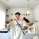Lee Charles Instagram - 飯店旁邊不小心發現的cafe #woodsage 拿鐵120泰銖 不酸不苦入口絲滑順暢 秒喝爆(奪渴？ 裝潢簡單俐落 白白淨淨 採光明亮 適合拍照打卡發ig 🤣 來曼谷我都用 @joytel_tw 上網 eSIM安裝方便 大家在拔卡換卡插卡 你已經在ig發限動了 真心推推👐🏻 #bkk #bangkok #joytel Woodsage cafe